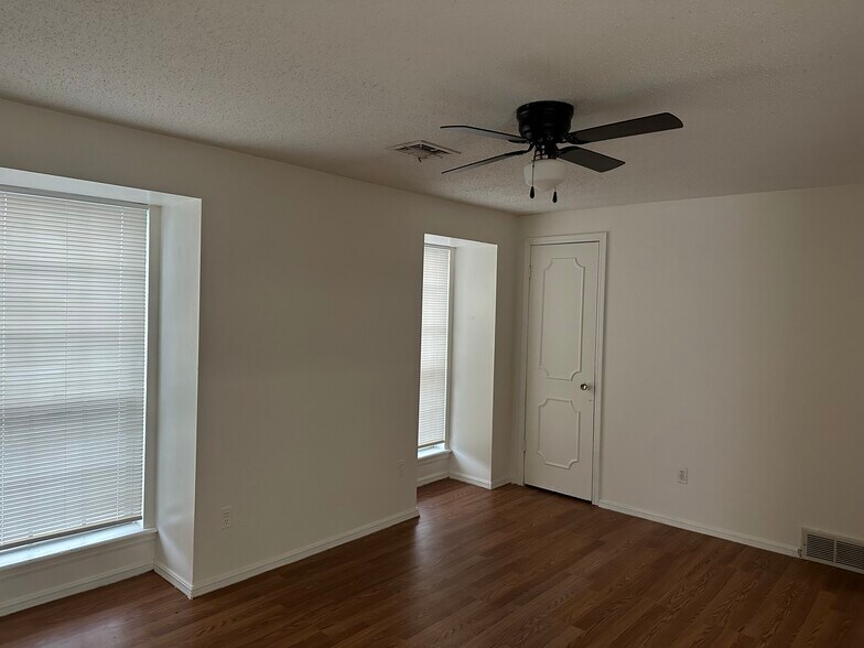 Building Photo - 3011 W Wilshire Blvd