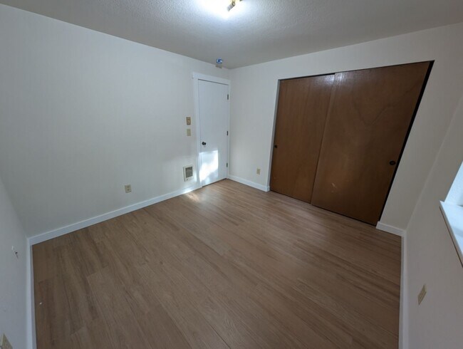 Building Photo - Manchester 3 Bedroom. Available NOW!!