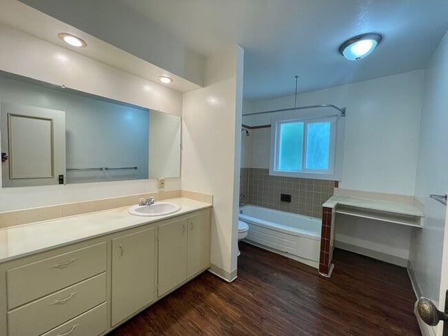 Building Photo - Beautiful 3 Bed 1.5 Bath Townhome in a Ren...