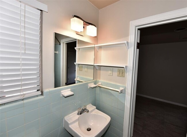 Building Photo - 7605 Carriage Dr