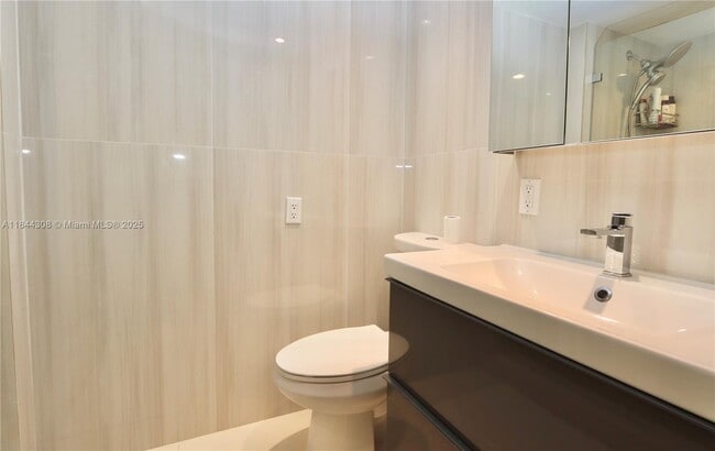 Building Photo - 20350 W Country Club Dr