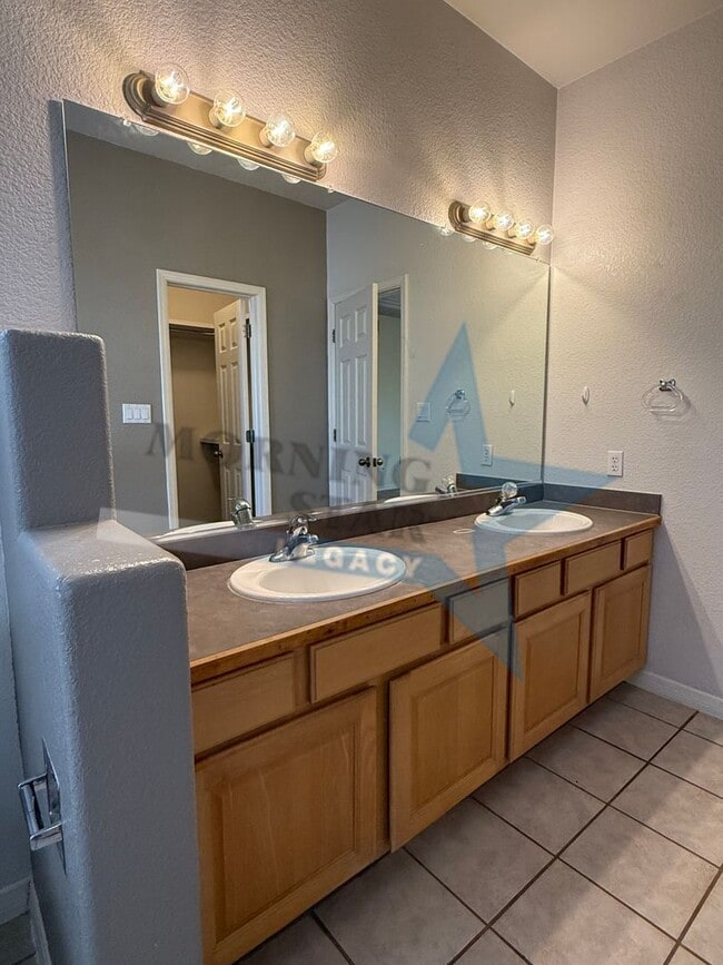 Building Photo - Spacious 3-Bedroom Home Off Roadrunner!