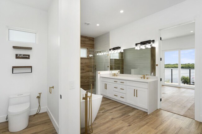 Building Photo - 5/3 Luxury Custom Home plus Boat dock, Pool and Stunning Views!!