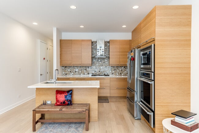 Building Photo - 922 N Hermitage Ave