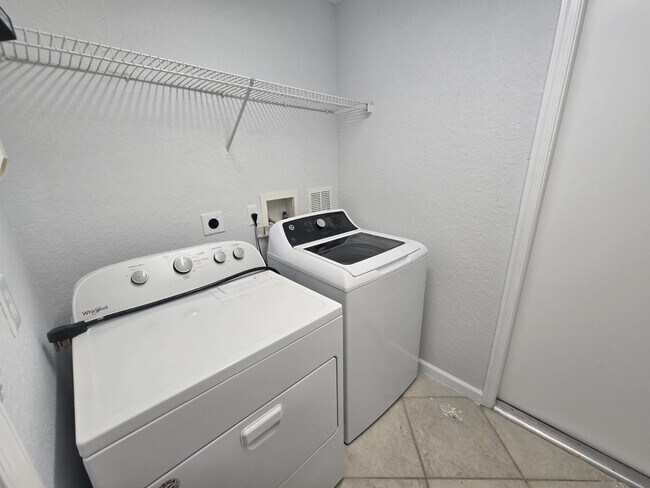 Building Photo - Bright + Spacious Home for Rent in West La...
