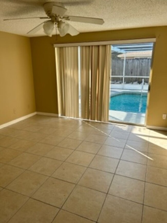 Building Photo - Beautiful 3 bedroom, 2 bath pool home in a...