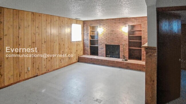 Building Photo - 4 Bed/2 Bath Home with Fenced Yard & Garage / Available Soon!