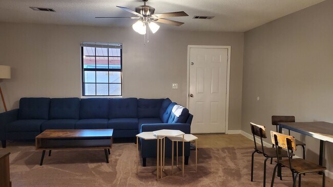 Building Photo - **1 month free if you sign a lease before April 1st** - 4 Bedroom 2 bath available now!