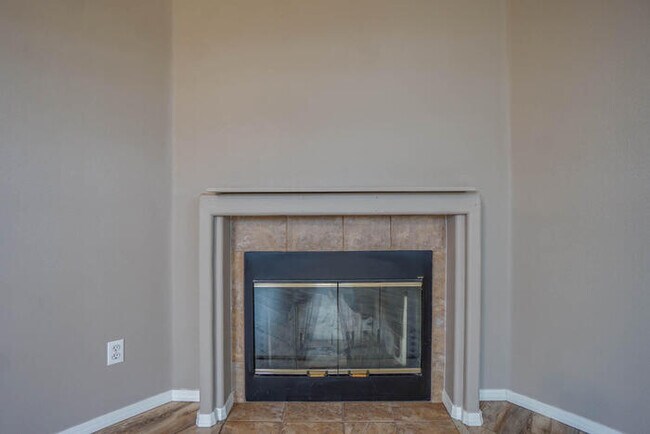 Building Photo - THREE BEDROOM TOWNHOME IN HAZEL DELL