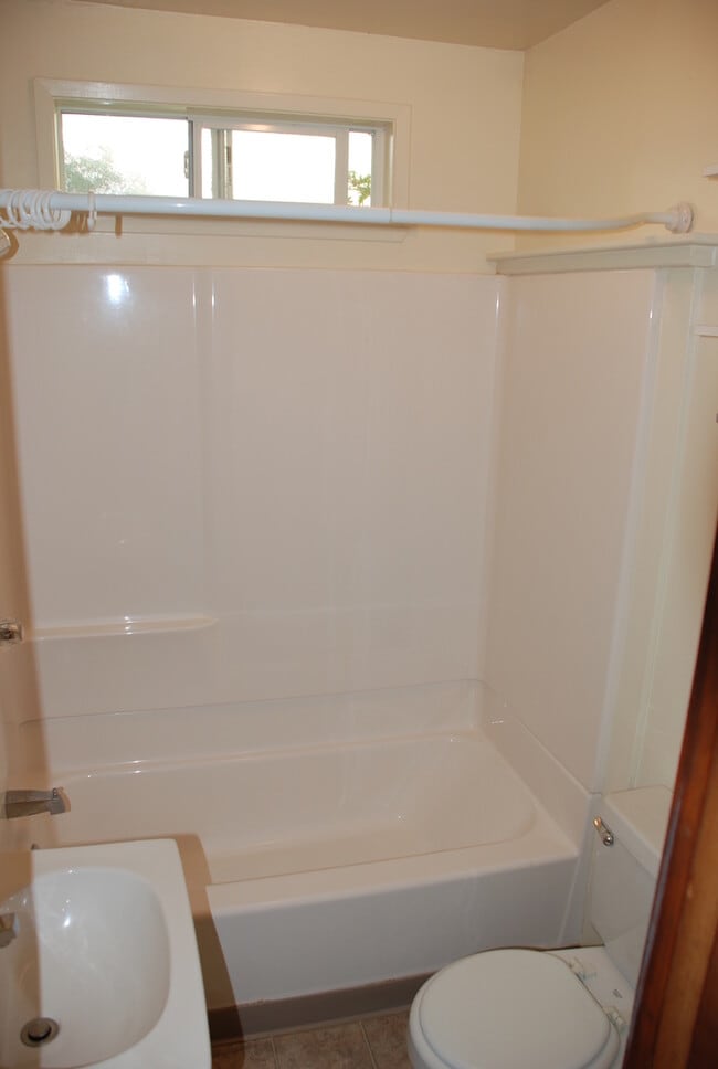 Building Photo - Close to beach