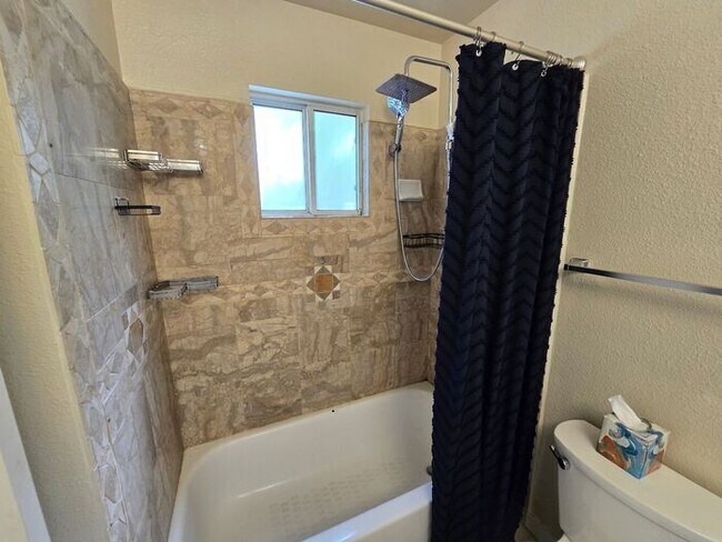 Building Photo - Inviting 3-bedroom Home in Established Spa...