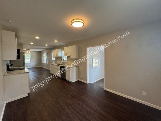 Building Photo - Charming 3 bed, 2 bath off Hwy 5 South