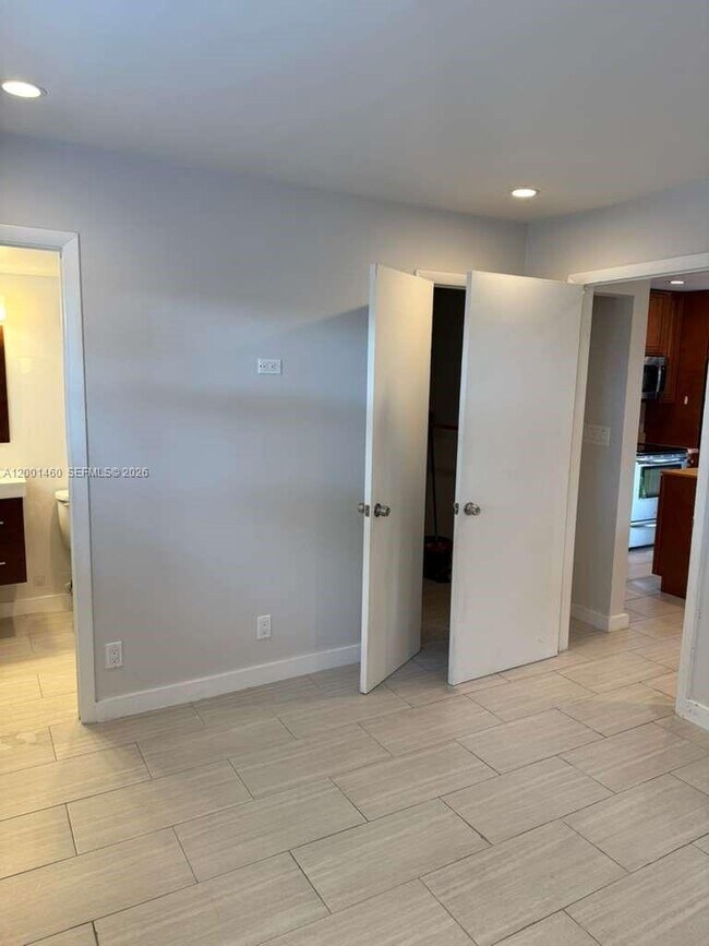 Building Photo - 5150 NE 6th Ave