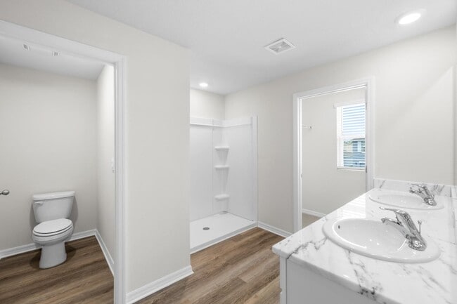 Building Photo - Spacious 5 Bedroom in Parrish!