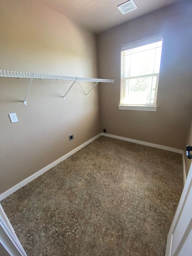 Building Photo - NE House Pet Friendly, 4 Bdrm, 2.5 Bath, Bonus Room, Office, Gas Heat/fireplace, A/C