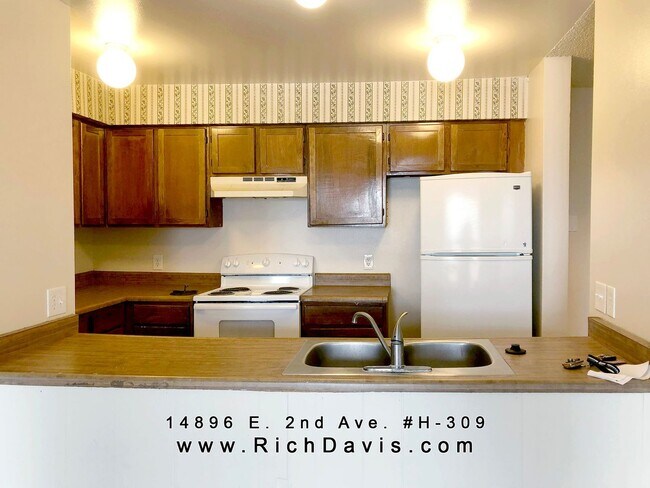 Building Photo - 2 bed, 2 bath with washer/dryer hookup.  Great location off Sable and 2nd Ave.