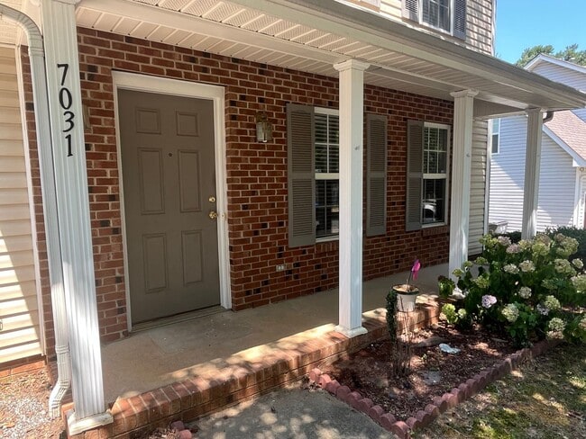 Building Photo - Great 3 Bed, 2.5 Bath house in University ...
