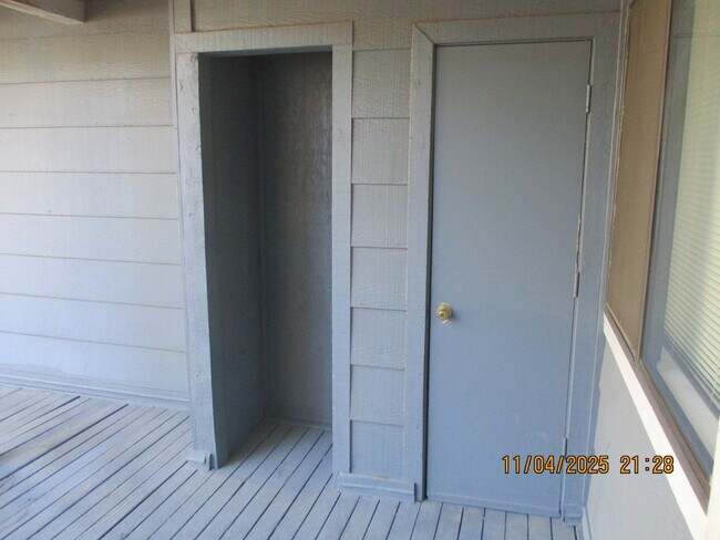 Building Photo - 2700 S White Mountain Rd