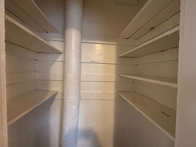 Building Photo - Charming 4BR 1BA Home with spacious yard!