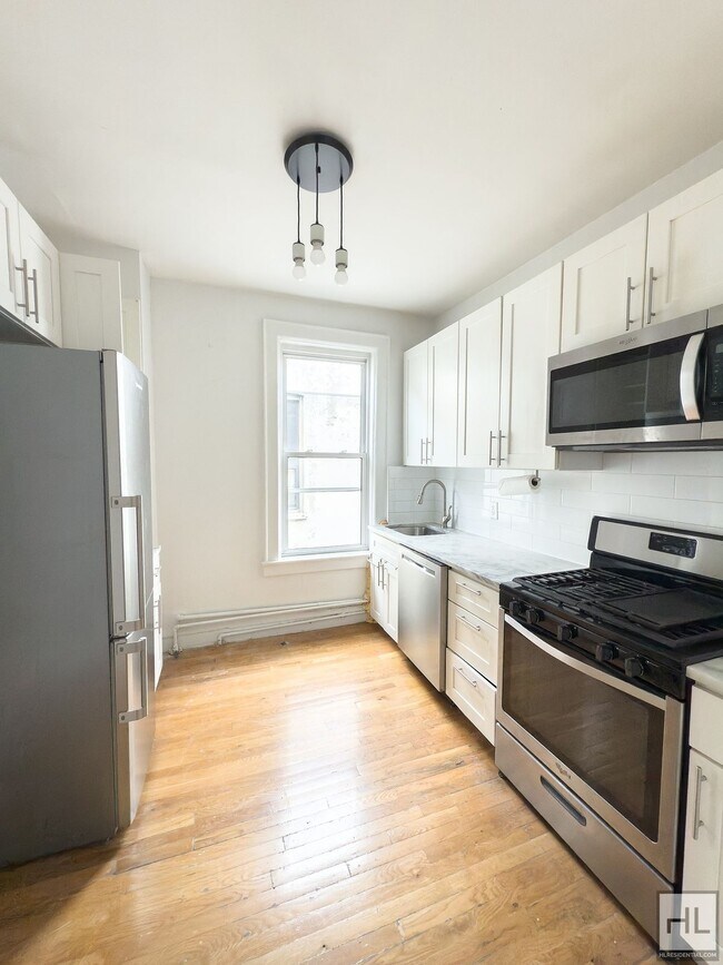 Building Photo - Beautifully Renovated 3-Bedroom with Priva...