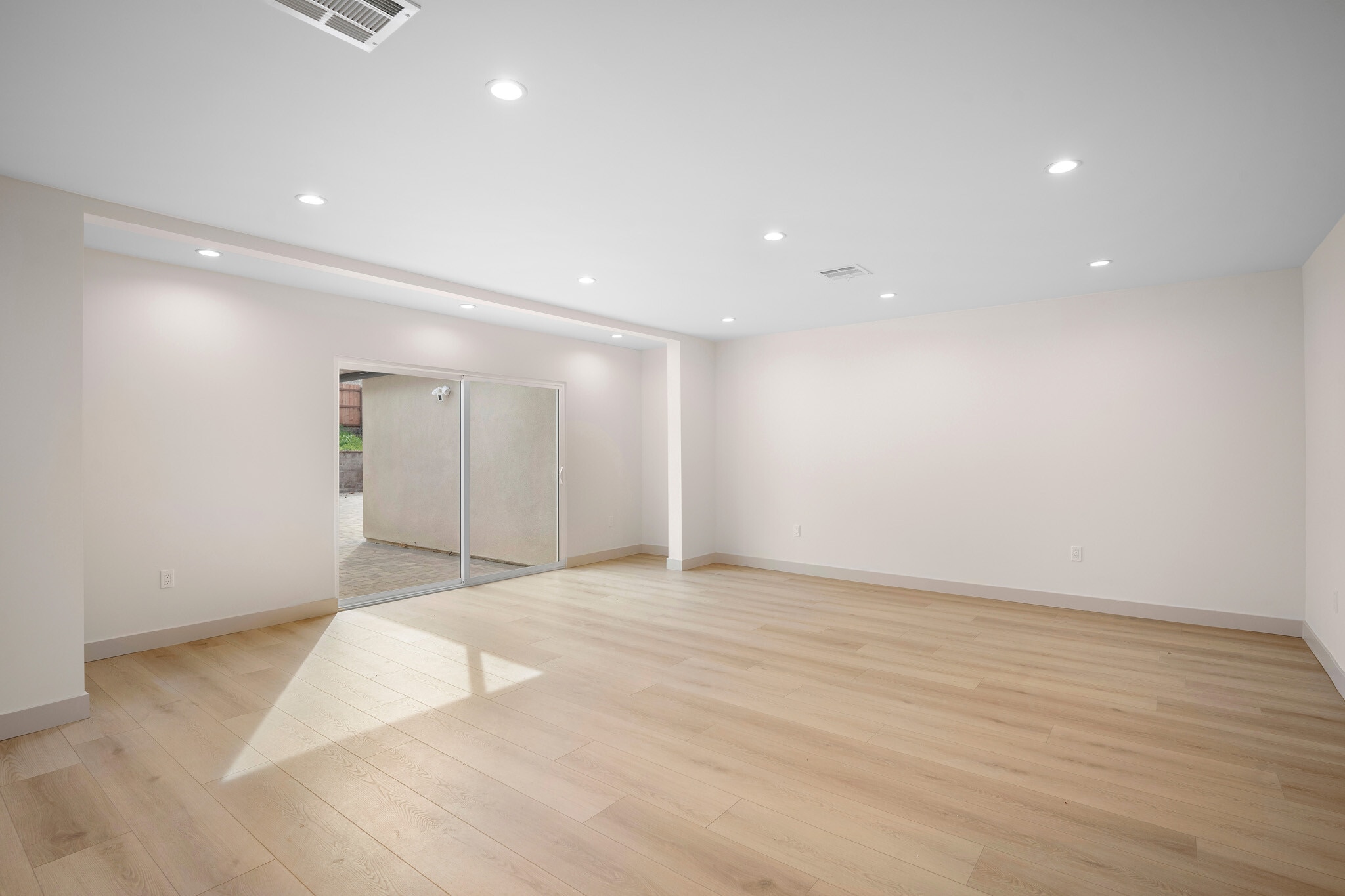 Building Photo - 918 University Ave