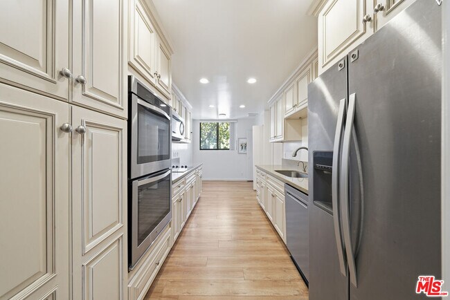 Building Photo - 141 S Linden Dr