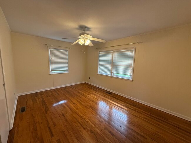 Building Photo - 8 Cottonwood Ave