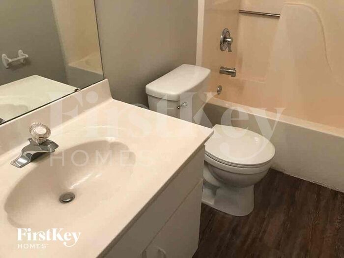 Building Photo - 609 River Moss Dr