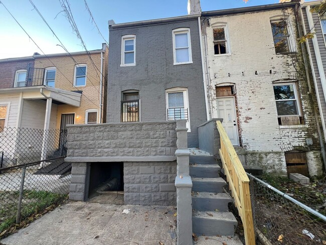 Building Photo - 3 Bed 1 Bath Renovated Townhouse