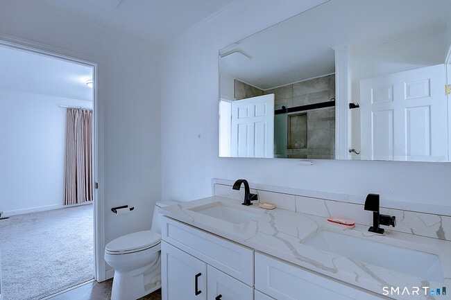 Building Photo - 32 Farmington Chase Crescent