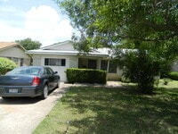 Building Photo - MOVE IN SPECIAL $500 OFF ON THE FIRST MONTH'S RENT! AVAILABLE NOW!!! Charming 4 bedroom 2 bath ho...