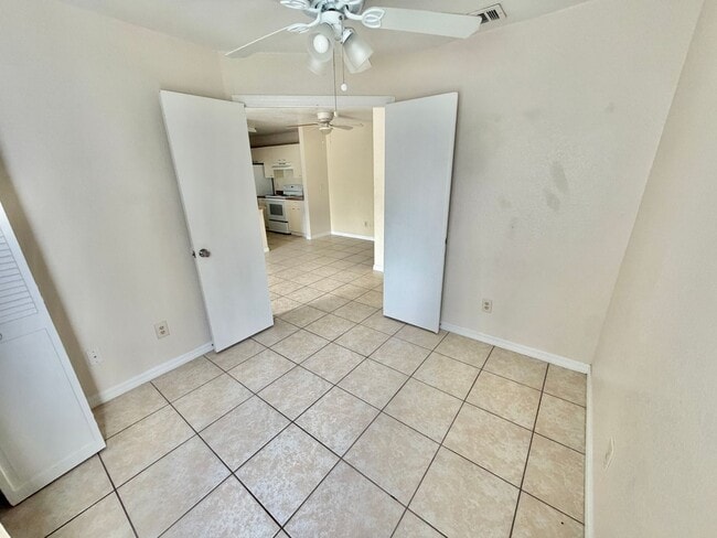 Building Photo - 2550 N Alafaya Trail