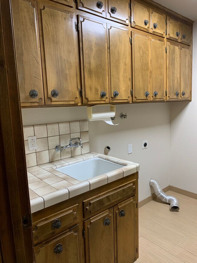 Building Photo - 3 Bedroom 2 Bath Home
