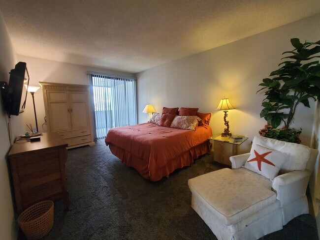 Building Photo - *FURNISHED* 3 Bedroom + 2 Bathroom Condo, ...