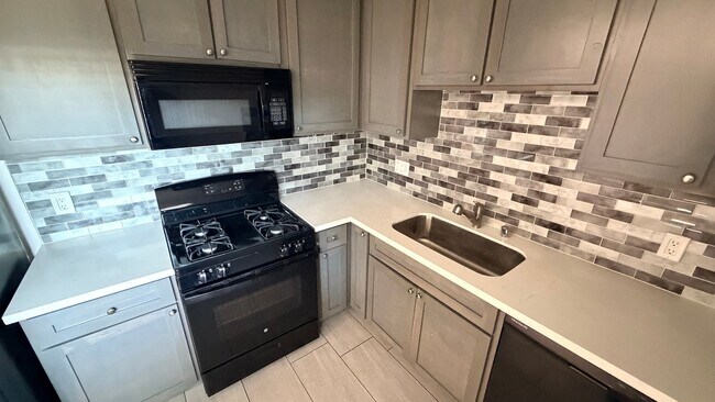 Building Photo - 15483 Moorpark St