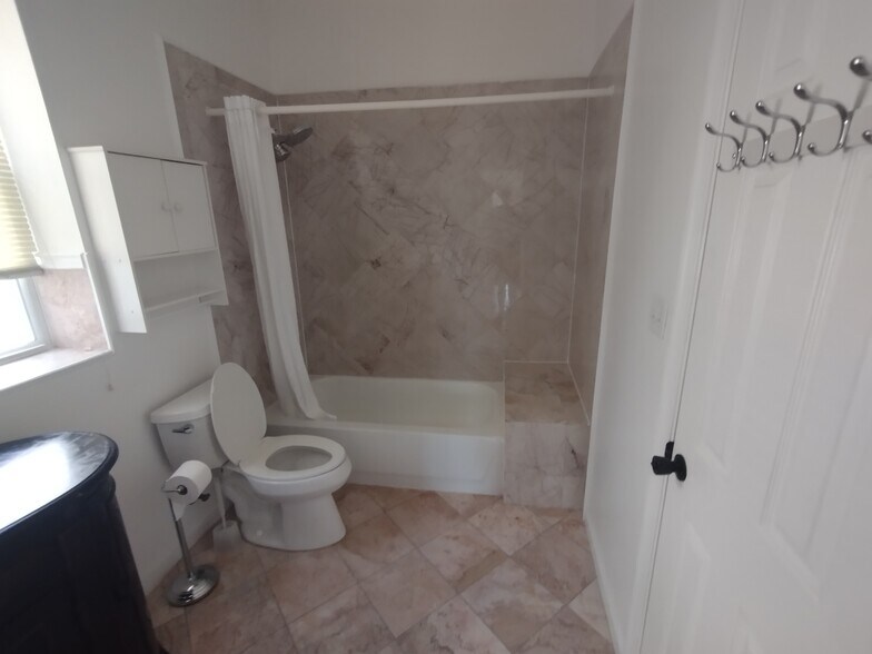 Building Photo - 1933 4th St NE