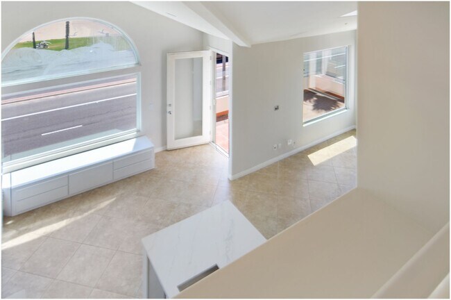 Building Photo - Oceanfront Penthouse in Huntington Beach!!