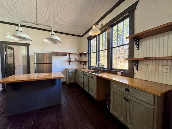 Building Photo - 749 Cooper St SW