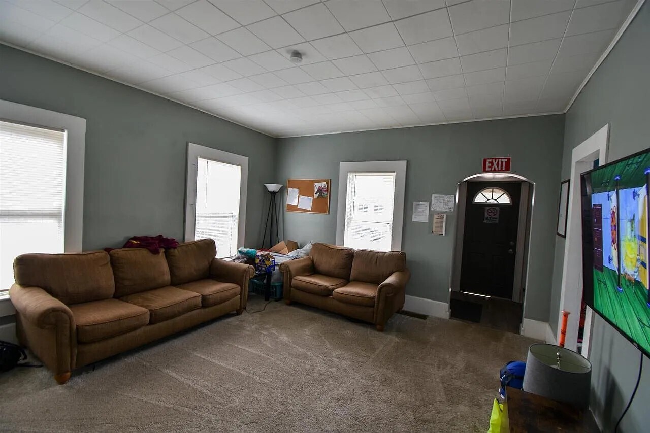 Living Room pic 2 - 161 17th St N