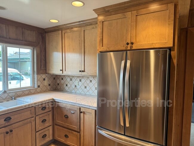 Building Photo - 711 Riverview Dr