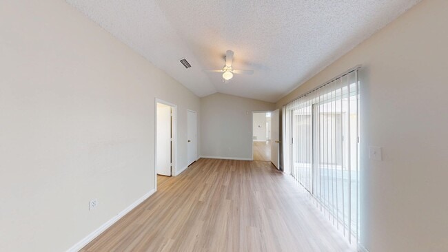 Building Photo - Beautiful 3Bed/ 2Bath Home with Two Car Ga...