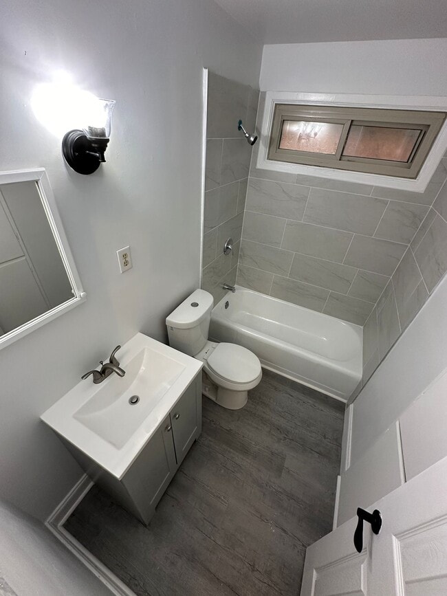 Building Photo - 3535 Farwood Dr