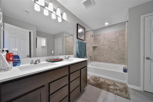 Building Photo - 3306 Forest Dr