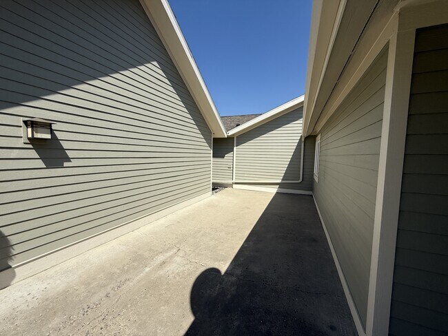 Building Photo - 827 Avenue E