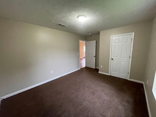 Building Photo - 3 bedroom 2 bath single family home in Whi...