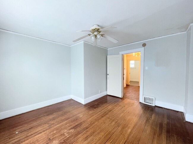 Building Photo - Large 4 bedroom home