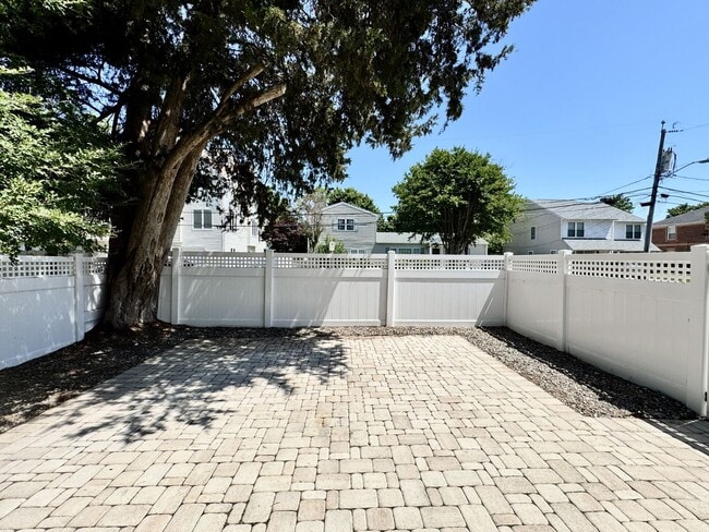 Building Photo - A Chesapeake Bay Townhome w/Garage, Available NOW! 2 Downstairs Bedrooms - Pet Friendly - 2 Balco...