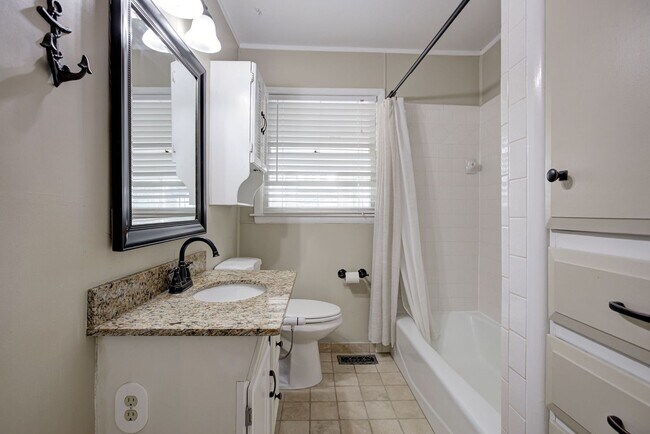 Building Photo - * * * $750 MOVE-IN SPECIAL!!! * * * Charmi...