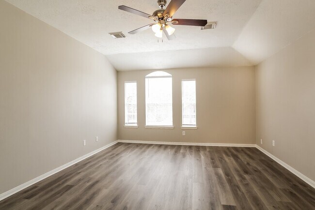 Building Photo - 31518 Kingston Village Dr