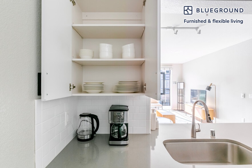 Building Photo - 5684 Bay St